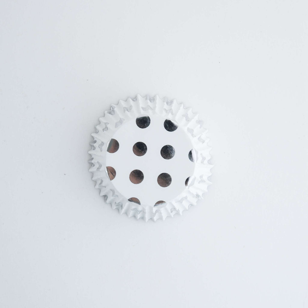 Caissettes à cupcakes doublées de feuille d'aluminium - Pois argentés Pk/30