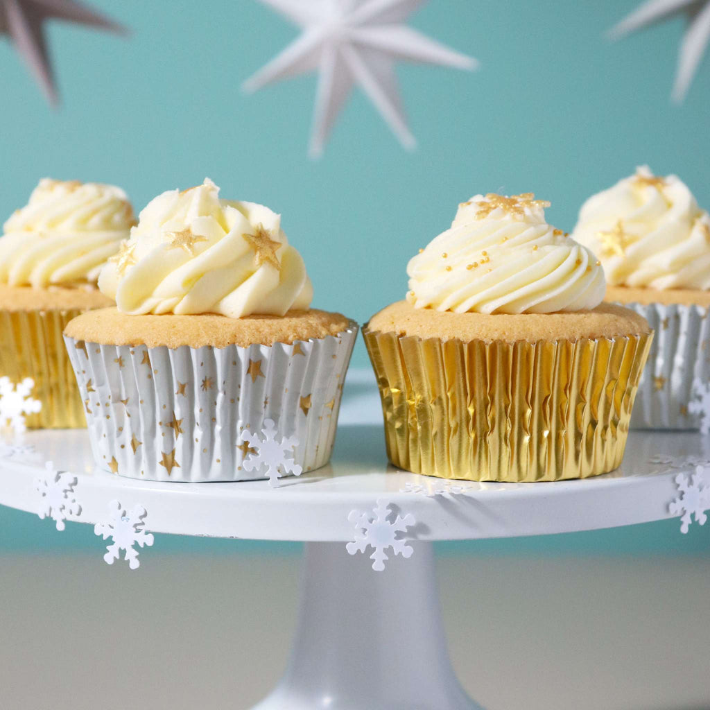 Weihnachtliche folienbeschichtete Cupcake-Förmchen - Goldene Sterne (60 Stück)