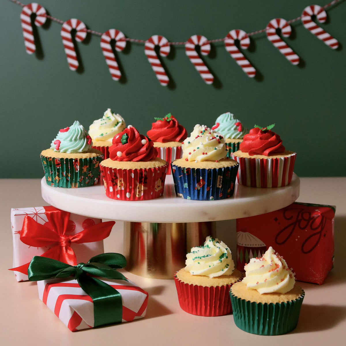 Weihnachtliche folienbeschichtete Cupcake-Förmchen - Santa-Mix (100 Stück)